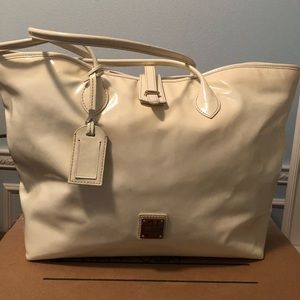 White dooney & bourke shoulder bag.